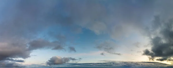 Fantastiska moln mot blå himmel, panorama — Stockfoto
