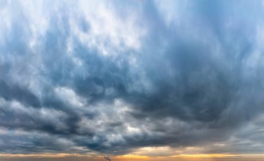 Güneşin doğuşunda fantastik kara bulutlar