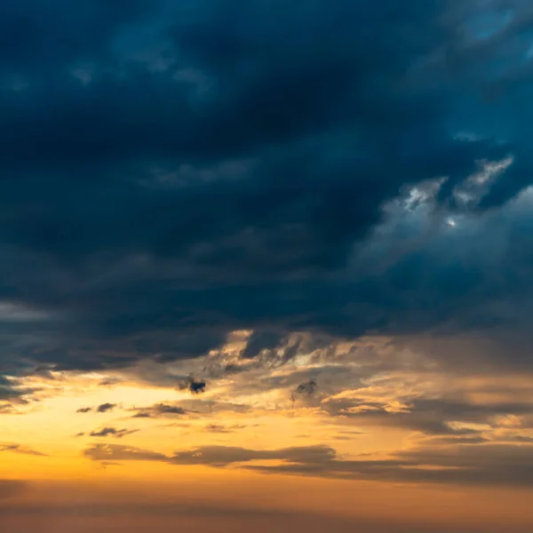 Fantastické mraky při východu slunce — Stock fotografie