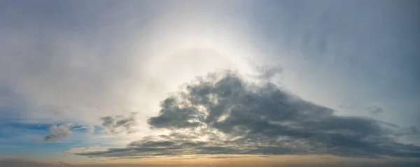 Fantastiche nuvole all'alba — Foto Stock