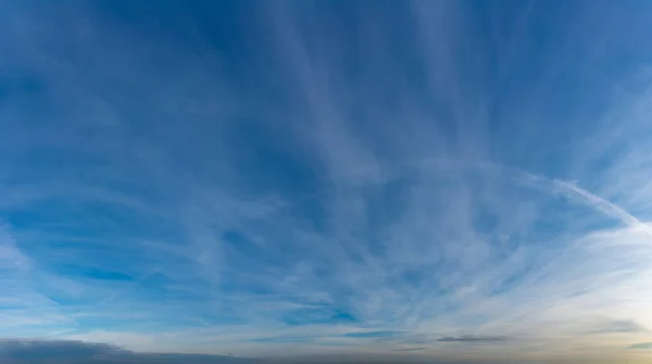 蔚蓝的天空映衬着神奇的云彩，全景 — 图库照片