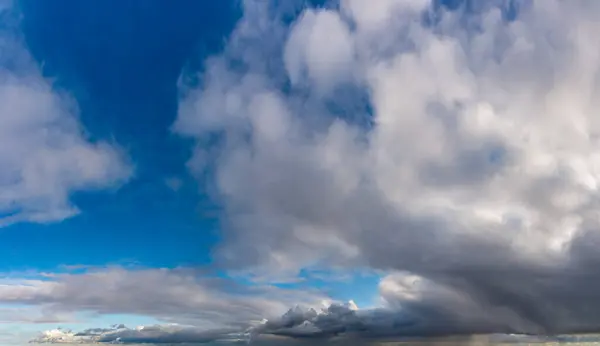 Fantásticas nuvens contra o céu azul, panorama — Fotografia de Stock