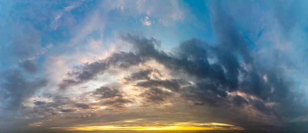 Fantásticas nuvens ao nascer do sol — Fotografia de Stock