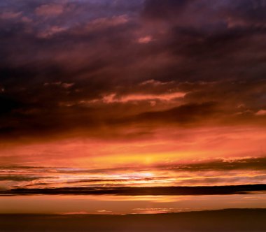 Güneş doğarken fantastik bulutlar