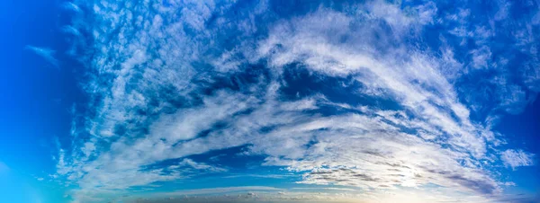 Fantásticas nuvens contra o céu azul, panorama — Fotografia de Stock