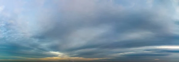Güneş doğarken fantastik bulutlar — Stok fotoğraf