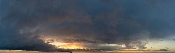 Fantásticas nubes oscuras al amanecer — Foto de Stock