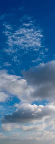 Fantásticas nubes contra el cielo azul, panorama —  Fotos de Stock