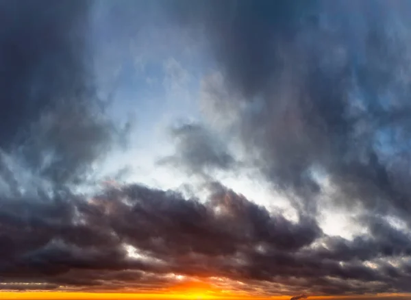 동틀 때의 환상적 인 먹구름 — 스톡 사진