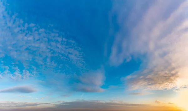 Fantásticas nubes al amanecer — Foto de Stock