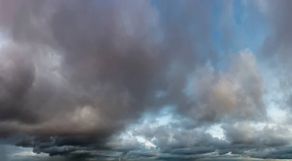 Fantastické tmavé bouřkové mraky, panorama oblohy — Stock fotografie