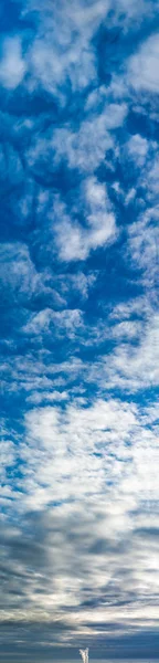 Fantastiche nuvole contro il cielo blu, panorama — Foto Stock