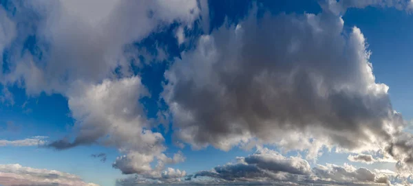 Fantásticas nuvens ao nascer do sol — Fotografia de Stock