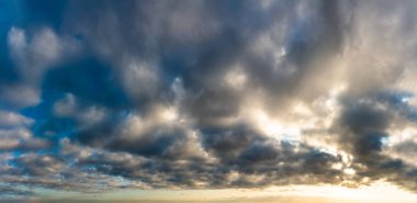 Güneşin doğuşunda fantastik kara bulutlar