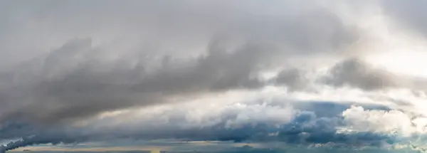 Fantastische donkere donderwolken bij zonsopgang — Stockfoto