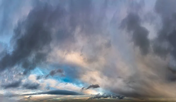 Fantastische donkere donderwolken bij zonsopgang — Stockfoto