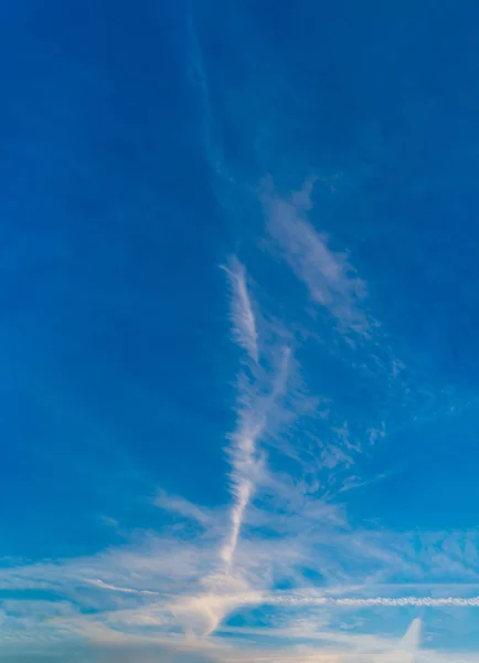 蔚蓝的天空映衬着神奇的云彩，全景 — 图库照片