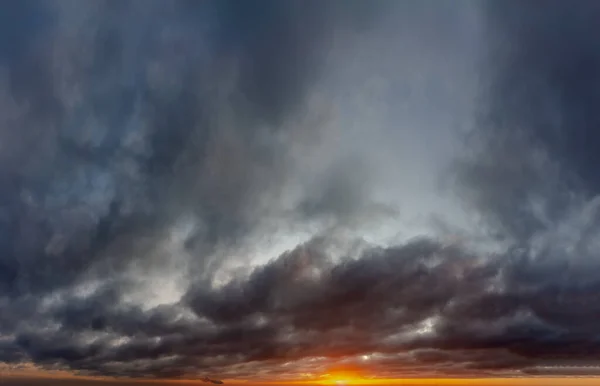 Fantastische dunkle Gewitterwolken bei Sonnenaufgang — Stockfoto