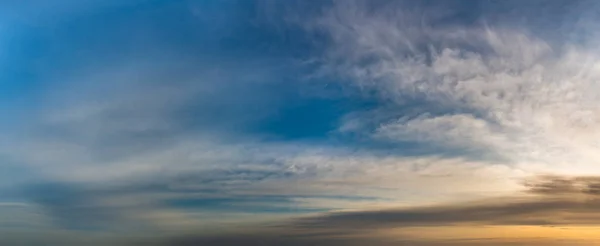 日の出の幻想的な雲 — ストック写真