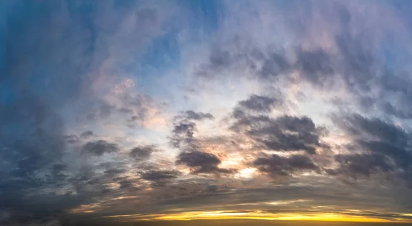 Fantásticas nubes oscuras al amanecer — Foto de Stock