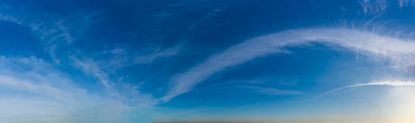 Fantastyczne chmury na tle błękitnego nieba, panorama — Zdjęcie stockowe