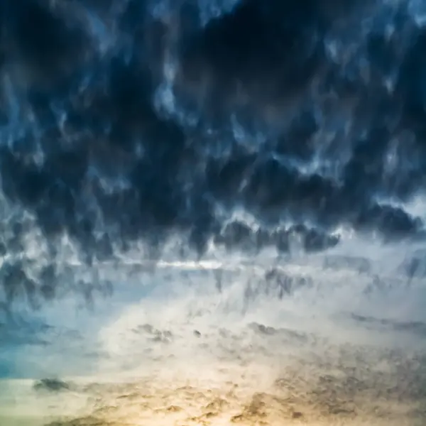 Fantásticas nubes oscuras al amanecer — Foto de Stock