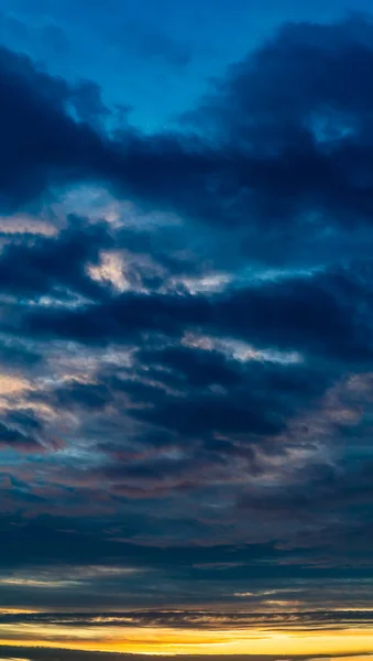 Fantastické mraky při východu slunce, vertikální panorama — Stock fotografie