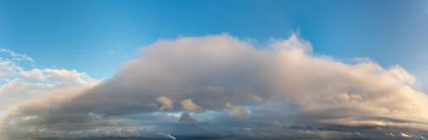 在蓝天的映衬下 美妙的软云 自然的构图 — 图库照片