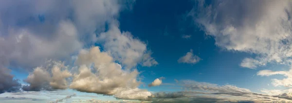 Fantásticas Nubes Suaves Contra Cielo Azul Composición Natural Panorama — Foto de Stock