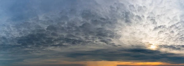 Fantastische Donkerblauwe Donderwolken Bij Zonsopgang Natuurlijke Samenstelling — Stockfoto