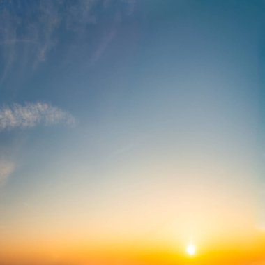 Güneş doğarken fantastik yumuşak bulutlar, doğal bileşim.