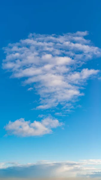 青い空 自然の組成に対する幻想的な柔らかい雲 — ストック写真