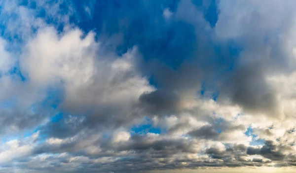 Fantastické Mraky Proti Modré Obloze Panorama — Stock fotografie