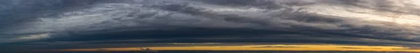 Fantastické Tmavě Modré Bouřkové Mraky Při Východu Slunce Přírodní Složení — Stock fotografie