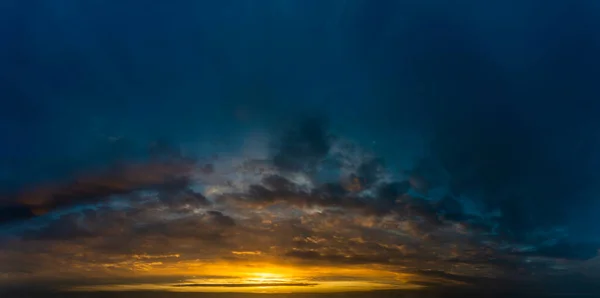 Fantásticas Nuvens Trovão Azul Escuro Nascer Sol Composição Natural — Fotografia de Stock