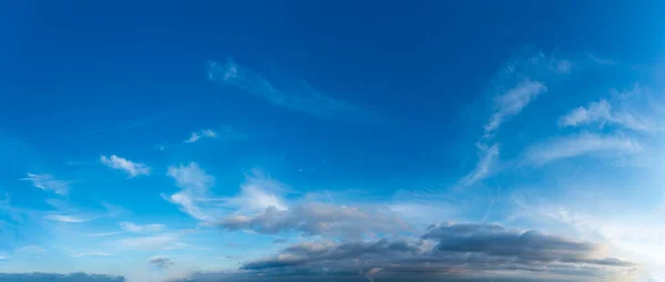 Mavi Gökyüzüne Karşı Fantastik Yumuşak Bulutlar Doğal Bileşim Panorama — Stok fotoğraf