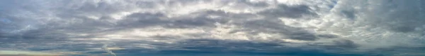Fantastische Donkere Donderwolken Natuurlijke Lucht Compositie Breed Panorama Rechtenvrije Stockafbeeldingen