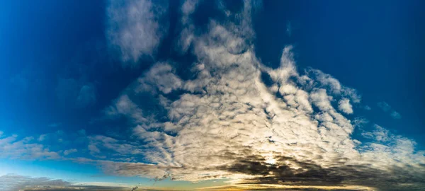 Фантастичні темні грозові хмари на сході сонця — стокове фото