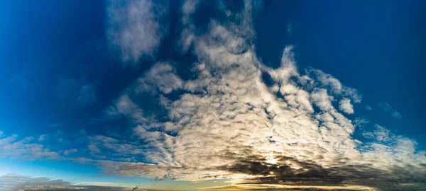 Fantásticas nubes oscuras al amanecer — Foto de Stock