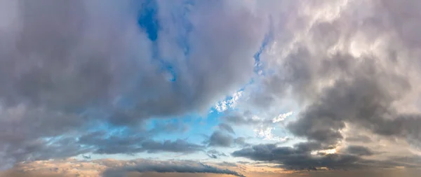 Fantastische Wolken bei Sonnenaufgang — Stockfoto