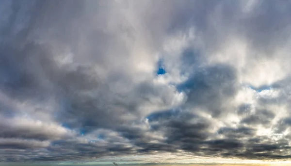 Fantastische Dunkle Gewitterwolken Natürliche Himmelszusammensetzung Weites Panorama — Stockfoto