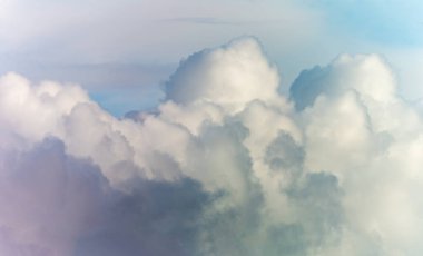 Güneş doğarken fantastik yumuşak bulutlar, doğal bileşim.