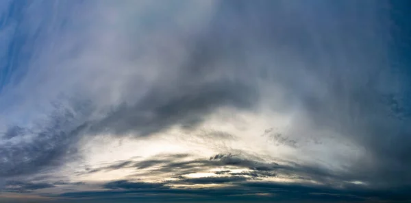 Fantastische Dunkelblaue Gewitterwolken Bei Sonnenaufgang Natürliche Zusammensetzung — Stockfoto