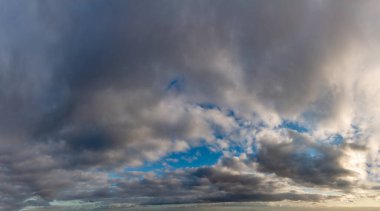 Güneş doğarken fantastik koyu mavi gök gürültüsü, doğal bileşim.