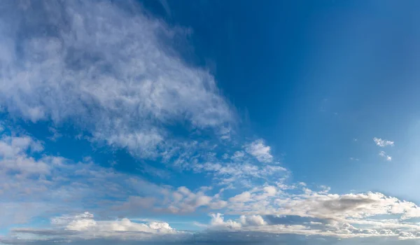 青い空 自然の組成に対する幻想的な柔らかい雲 — ストック写真