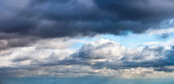 Fantastische Donkerblauwe Donderwolken Bij Zonsopgang Natuurlijke Samenstelling Stockfoto