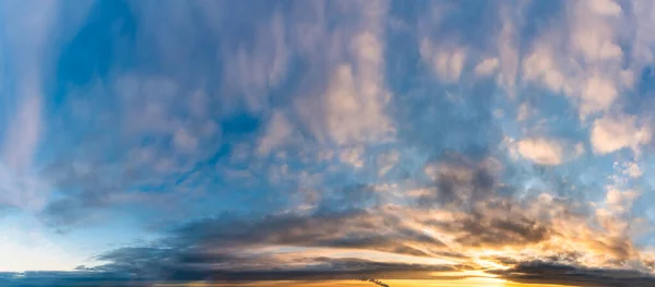 Fantasztikus Sötétkék Viharfelhők Napkeltekor Természetes Összetétel — Stock Fotó