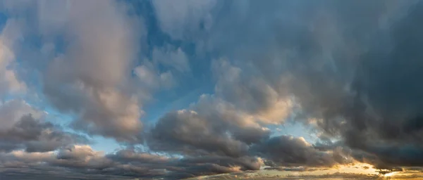 Fantastische Dunkelblaue Gewitterwolken Bei Sonnenaufgang Natürliche Zusammensetzung — Stockfoto