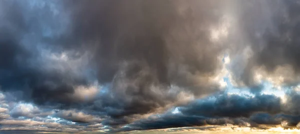 Fantásticas Nuvens Trovão Azul Escuro Nascer Sol Composição Natural — Fotografia de Stock