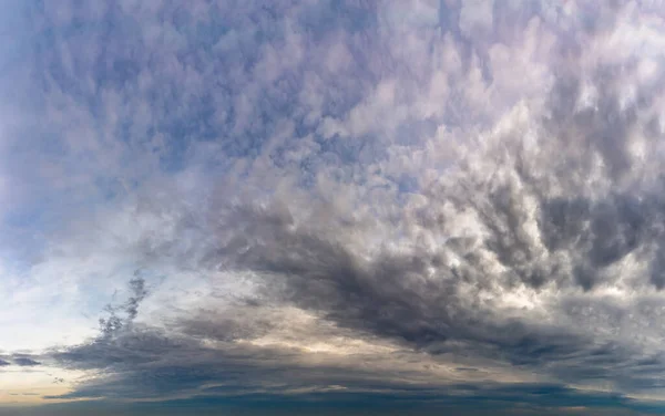 Güneş Doğarken Fantastik Koyu Mavi Gök Gürültüsü Doğal Bileşim — Stok fotoğraf